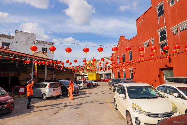 霍尔果斯海关关长与小巷美食探险之旅的双重探索